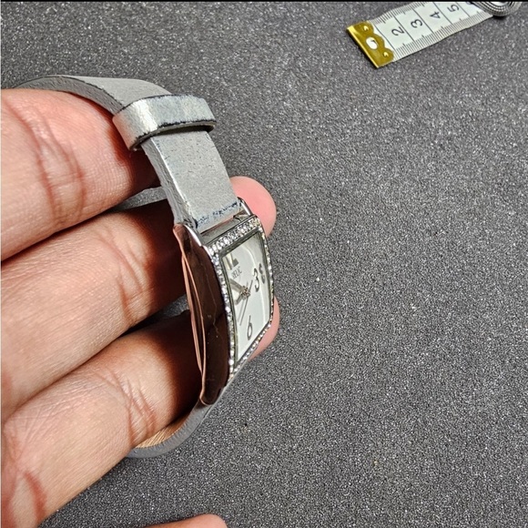 Relic Ladies Quartz Watch Silver Tone Rhinestone Bezel Gray Leather Strap Works - Picture 5 of 9